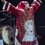 Robbie Williams mostra il simbolo occulto-massonico dell’occhio onniveggente
