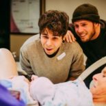Le abominazioni nel mondo continuano: Nebraska, a 61 anni partorisce in vitro per figlio gay.
